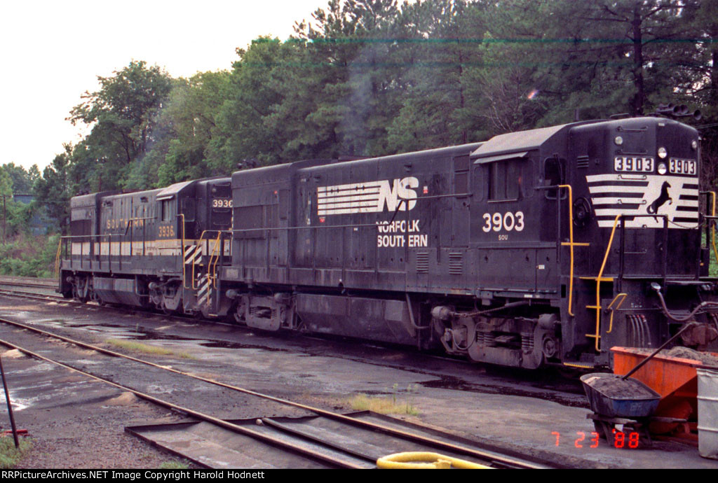 NS 3903 & SOU 3936 in Glenwood yard